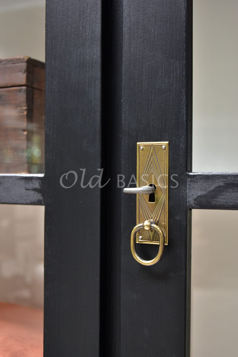 Detail van Vitrinekast Nice, 2 deuren, RAL9005, zwart, materiaal hout